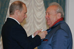 Президент России Владимир Путин наградил президента Российской академии художеств Зураба Церетели (справа) орденом «За заслуги перед Отечеством» IV степени, 2006 год