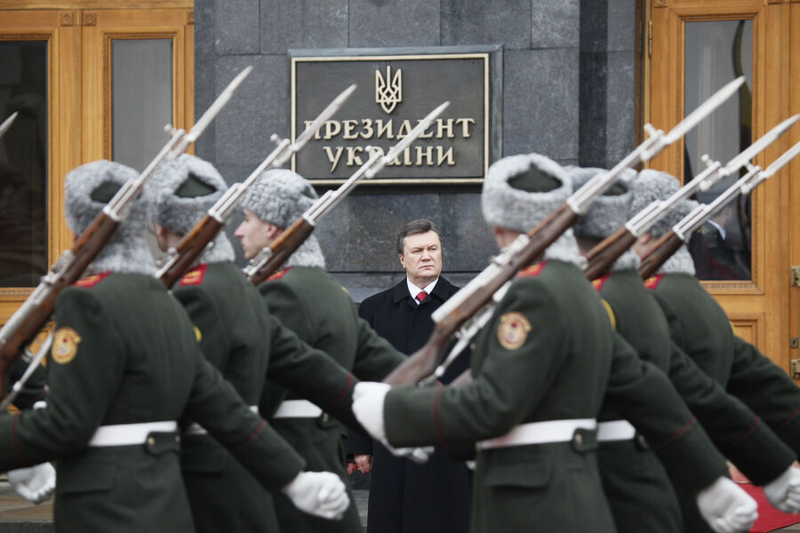 Президент Украины Виктор Янукович смотрит почетный караул перед&nbsp;зданием президентской администрации в&nbsp;Киеве, 25&nbsp;февраля 2010&nbsp;года