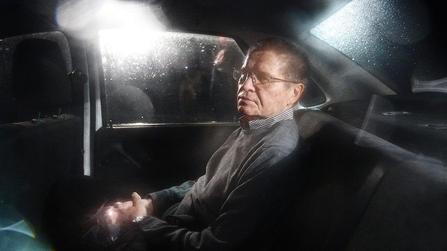 Экс-министр экономического развития России Алексей Улюкаев в машине после слушаний в Замоскворецком суде Москвы, декабрь 2017 года