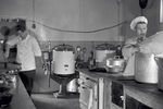 Повара готовят обед для сотрудников научной обсерватории «Мирный» в Антарктиде, 1957 год