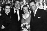 Благодаря профессии она познакомилась и с будущим президентом, а тогда киноактером Рональдом Рейганом, за которого вышла замуж в 1952 году. Для него это был второй брак, от первой жены Рейган имел двоих детей. На фото: Рональд и Нэнси Рейган (в центре) в день свадьбы
