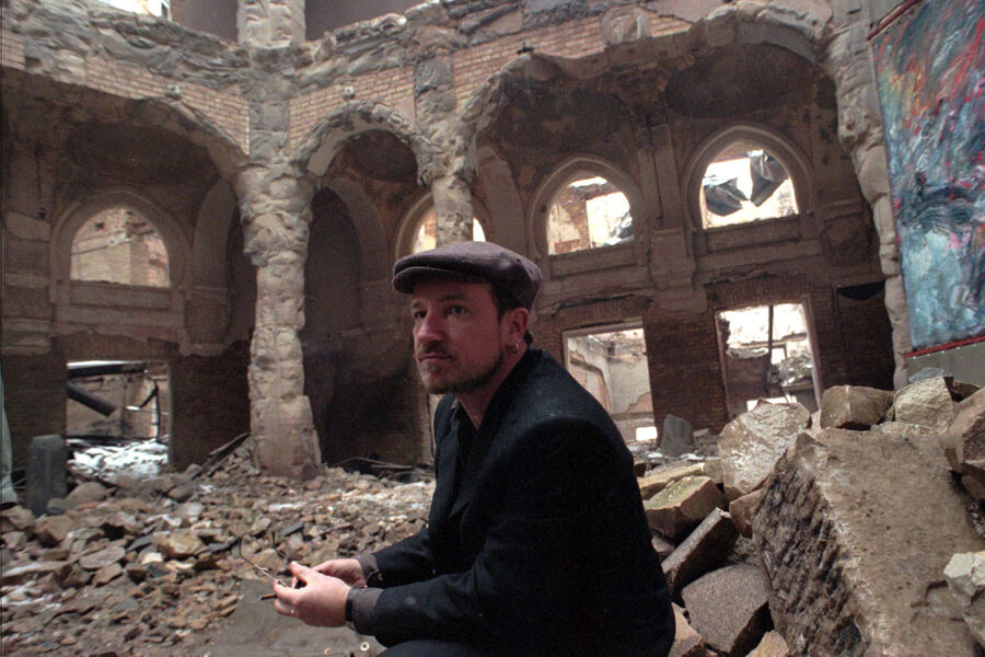 Боно на&nbsp;развалинах библиотеки в&nbsp;Сараево, 1995&nbsp;год