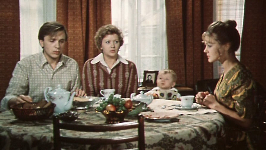 Кадр из фильма «По семейным обстоятельствам» (1978) 