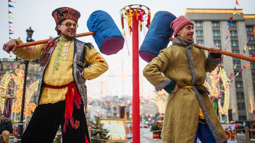 Участники анимационной программы, одетые в&nbsp;праздничные костюмы, во время открытия фестиваля &laquo;Московская Масленица&raquo; на&nbsp;Манежной площади