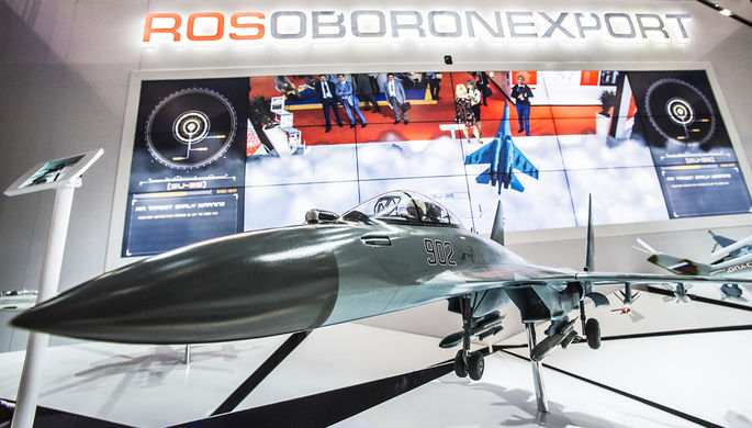 Макет самолета Су-35 на стенде ОАО «Рособоронэкспорт» на международной...