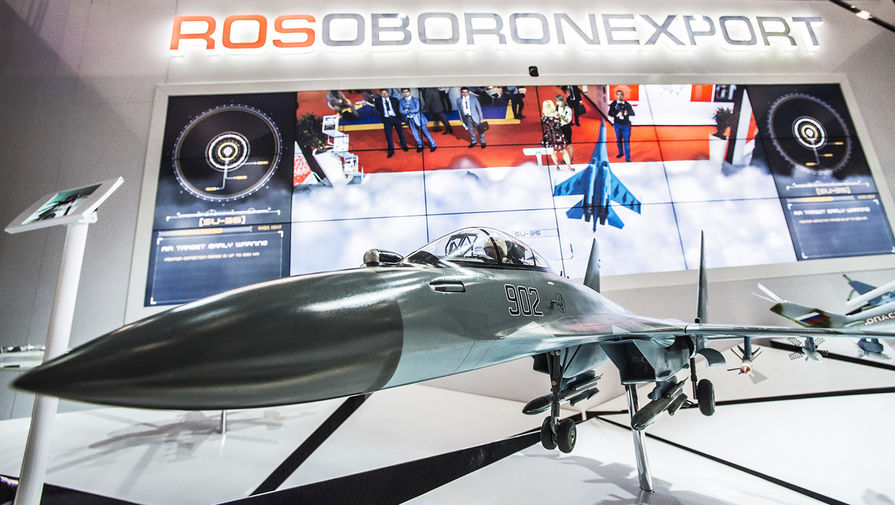 Макет самолета Су-35 на стенде ОАО «Рособоронэкспорт» на международной авиационно-космической выставке «Dubai Airshow 2015»