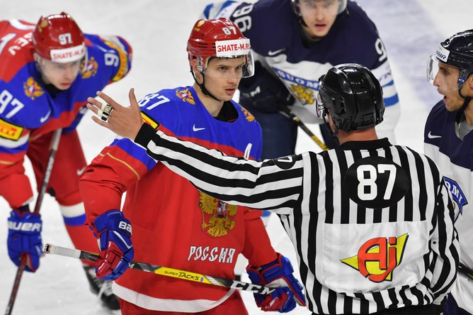 Игрок сборной России Вадим Щипачев (слева) в матче за третье место чемпионата мира по хоккею – 2017 с Финляндией