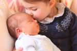 Новорожденный принц Луи с сестрой
