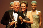 Джорджио Армани и Клаудия Кардинале во время церемонии награждения премии «Бэмби» в немецком Карлсруэ, 1998 год