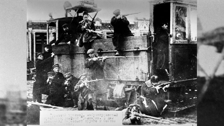 Бронированный грузовой трамвай, который изготовили и использовали красногвардейцы в октябрьских боях в Москве, 1917 год 