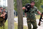 Ополченцы выносят детей из захваченной школы №1 в Беслане, 3 сентября 2004 года