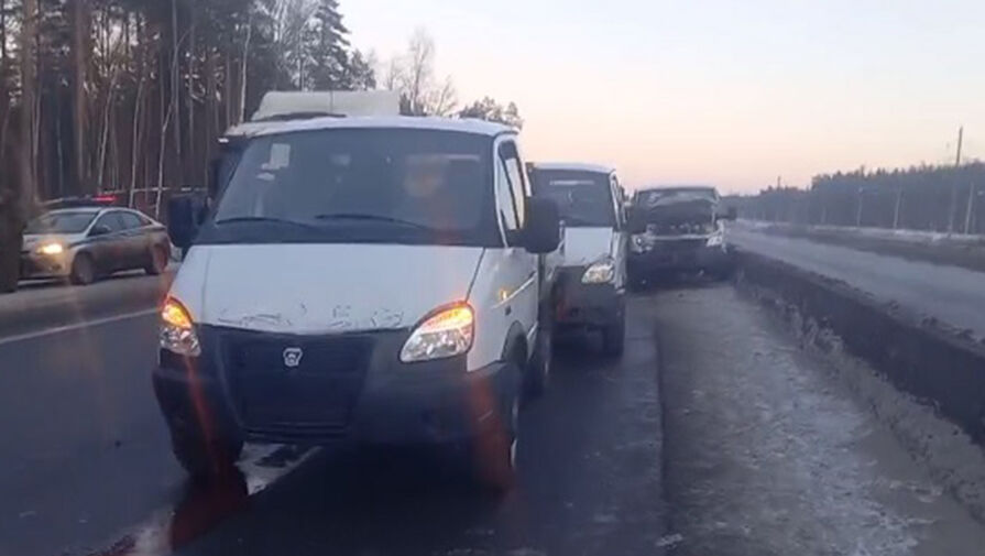 В Нижнем Новгороде минивэн врезался в колонну из пяти новых автомобилей "Газель"