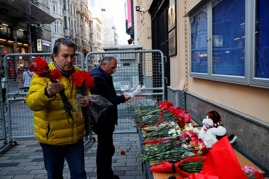 Люди возлагают цветы к&nbsp;стихийному мемориалу в&nbsp;память о&nbsp;жертвах теракта в&nbsp;подмосковном &laquo;Крокус Сити Холле&raquo;, Стамбул, 23&nbsp;марта 2024&nbsp;года