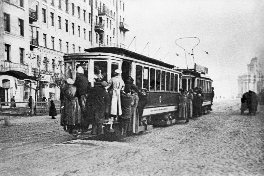 Трамвай с&nbsp;пассажирами начала 1920-х годов с&nbsp;прицепом на&nbsp;улицах Москвы