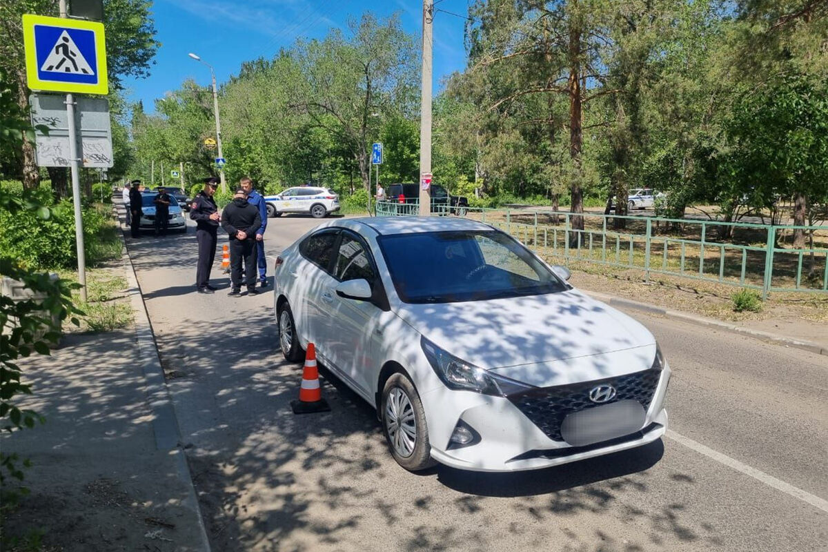 Водитель иномарки сбил сразу двух школьниц на пешеходном переходе под  Волгоградом - Газета.Ru | Новости