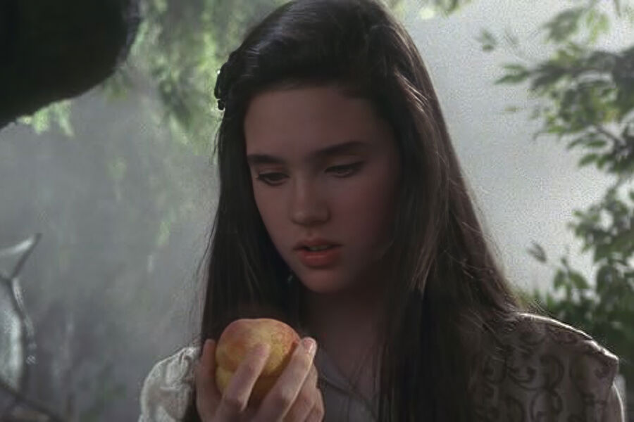 <b>&laquo;Лабиринт&raquo; (1986)</b>
<br><br>
Автором фантастического &laquo;Лабиринта&raquo; выступил знаменитый благодаря «Маппет-шоу» Джим Хенсон, спродюсировал картину Джордж Лукас, а партнером Коннелли по&nbsp;основному касту стал Дэвид Боуи. В&nbsp;центре сюжета ленты &ndash; история (явно вдохновленная &laquo;Алисой в&nbsp;стране чудес&raquo; и &laquo;Волшебником страны Оз&raquo;) юной девушки Сары, которая отправляется в&nbsp;странный мир, чтобы спасти своего брата от гоблинов.
