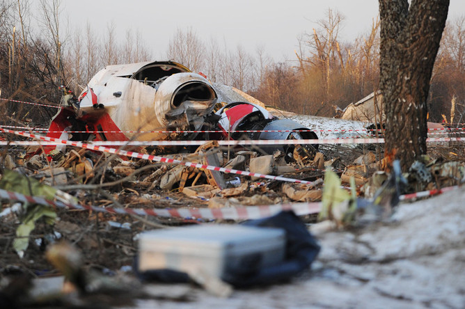 Обломки самолета Леха Качиньского, упавшего под Смоленском