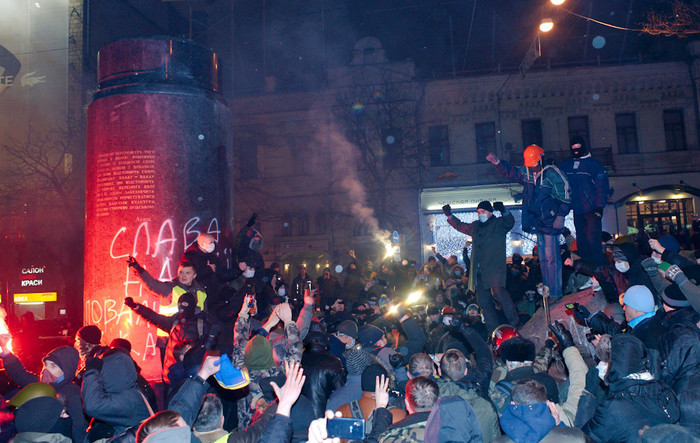 Демонстранты жгут файеры у&nbsp;памятника Ленину