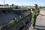 Мост, взорванный в ходе боевых действий украинской армии в Горловке