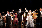 Иван Ожогин (в центре) в роли Призрака оперы после окончания премьеры мюзикла «Призрак оперы», которая прошла на сцене МДМ