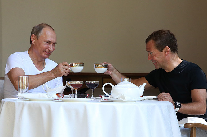 Президент РФ Владимир Путин и премьер-министр РФ Дмитрий Медведев в резиденции «Бочаров Ручей»