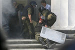 Раненный в результате беспорядков силовик у здания Верховной рады Украины