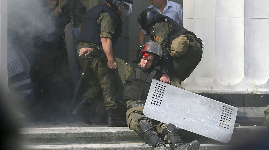 Раненный в&nbsp;результате беспорядков силовик у&nbsp;здания Верховной рады Украины