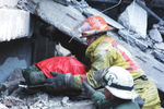 Спасатели разбирают завалы после землетрясения в Ленинакане.