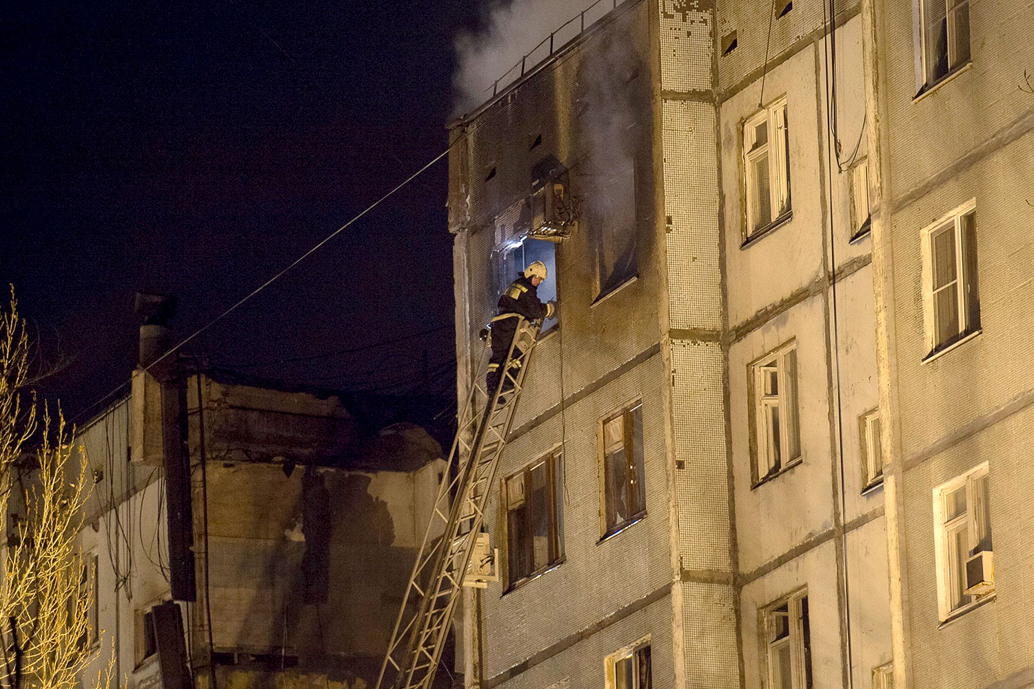 На месте взрыва в многоквартирном жилом доме по улице Космонавтов в Волгограде