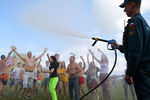Сотрудник МЧС поливает водой посетителей рок-фестиваля «Нашествие-2016» в поселке Большое Завидово