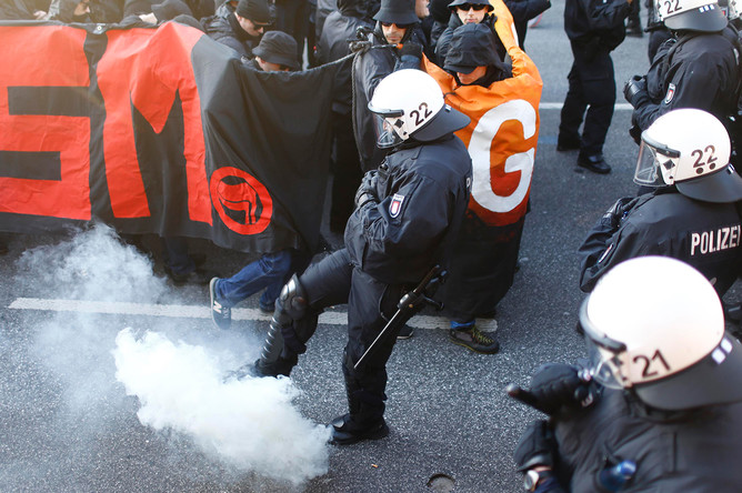 Полиция и протестующие во время демонстрации накануне саммита G20 в Гамбурге, 6 июля 2017 года