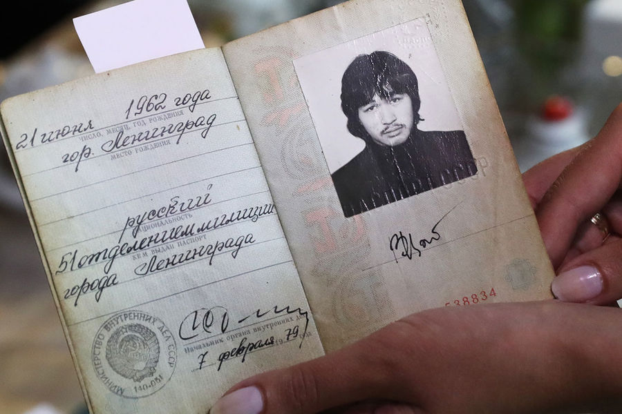 Паспорт Виктора Цоя, обнаруженный за холодильником в одной из квартир на улице Рубинштейна, где певец бывал после концертов в Ленинградском рок-клубе, 2018 год 