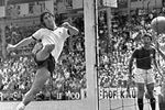 Герд Мюллер забивает решающий гол за сборную Германии во время четвертьфинального матча чемпионата мира, 1970 год