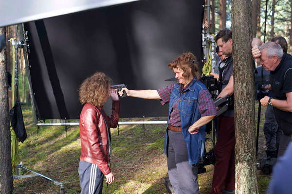 Актрисы Виктория Короткова и Анна Михалкова на съемочной площадке фильма «Оторви и выбрось» (2021)