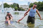 Десантники купаются в фонтане во время гуляний в день ВДВ в Центральном парке культуры и отдыха имени М.Горькогo, Москва, 2 августа 2022 года