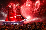 Бриг «Россия» на Неве во время ежегодного праздника выпускников «Алые паруса» в Санкт-Петербурге, 29 июня 2025 года