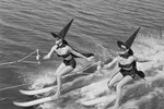 Девушки в костюмах ведьм на водных лыжах, 1954 год