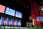Президент США Барак Обама выступает с речью в культурном центре в Афинах