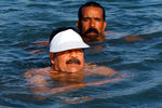 Саддам Хусейн переплывает реку Тигр, Ирак, 1997 год