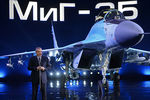 Заместитель председателя правительства РФ Дмитрий Рогозин выступает на презентации авиационного комплекса МиГ-35 на территории Производственного комплекса № 1 АО «РСК “МиГ” в Луховицах Московской области