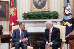 Президент США Дональд Трамп и министр иностранных дел РФ Сергей Лавров во время встречи в Белом доме