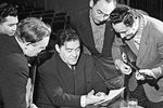 Леонид Утесов беседует с музыкантами в перерыве между репетициями, 1960 год