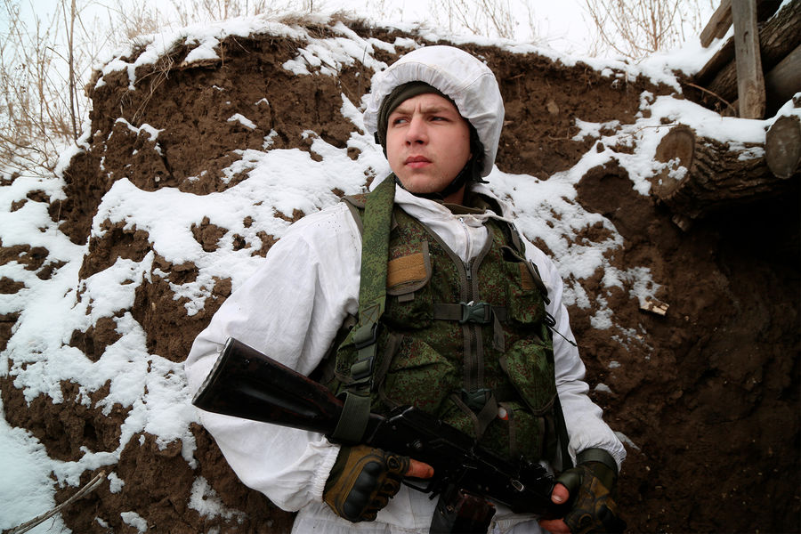 Боец Народной милиции ЛНР на позиции в районе поселка Славяносербск Луганской области, 25 января 2022 года
