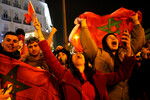 Фанаты сборной Марокко празднуют победу над сборной Испании на чемпионате мира в Катаре на площади Пуэрта-дель-Соль в Мадриде, Испания, 6 декабря 2022 года