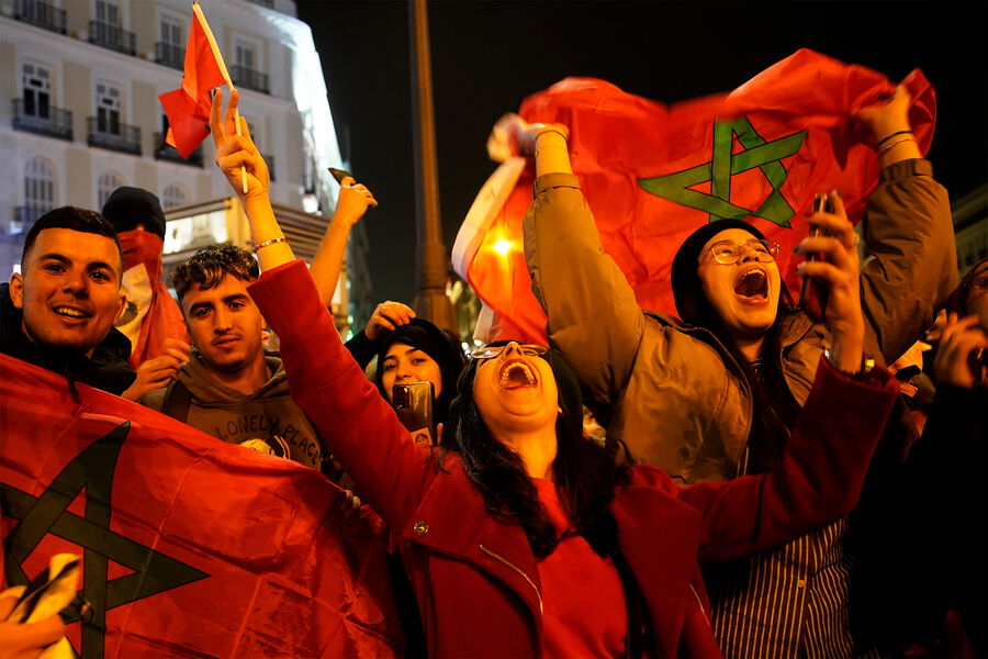 Фанаты сборной Марокко празднуют победу над&nbsp;сборной Испании на&nbsp;чемпионате мира в&nbsp;Катаре на&nbsp;площади Пуэрта-дель-Соль в&nbsp;Мадриде, Испания, 6&nbsp;декабря 2022&nbsp;года