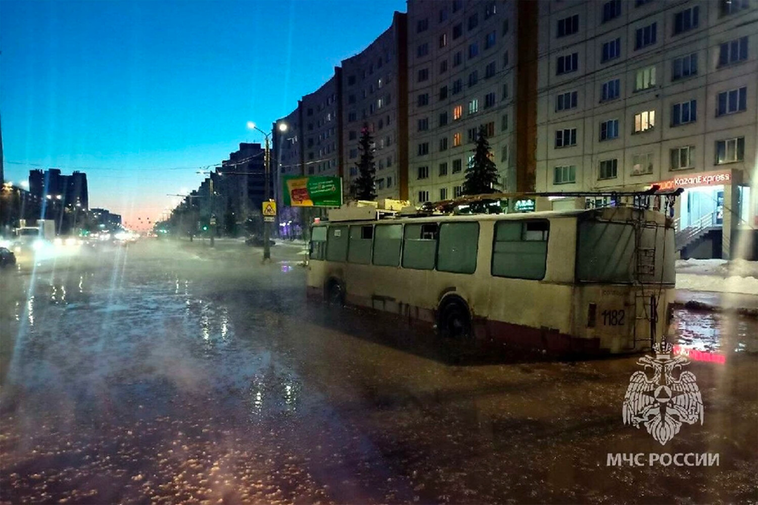 В Челябинске троллейбус с пассажирами заглох в огромной луже и загорелся -  Газета.Ru | Новости