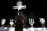 Раифа, Татарстан. Мужчина во время крещенских купаний на территории Раифского Богородицкого мужского монастыря, 19 января 2023 года