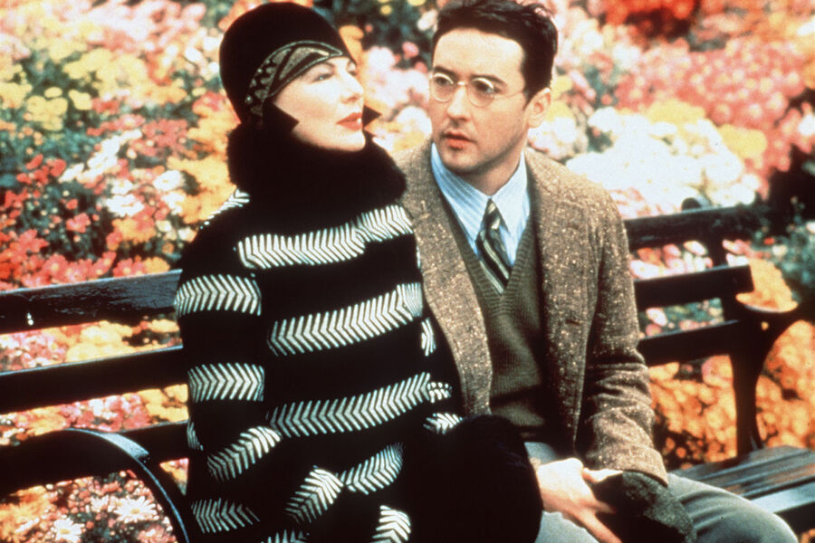 <b>«Пули над&nbsp;Бродвеем» (1994)</b>
<br><br>
1928&nbsp;год. Начинающий сценарист Дэвид Шейн (Джон Кьюсак) только-только приехал в&nbsp;Нью-Йорк, чтобы пробиться на&nbsp;Бродвей. Чтобы получить финансирование на&nbsp;постановку своей пьесы, он соглашается взять на&nbsp;небольшую роль Олив Нил (Дженнифер Тилли), возлюбленную местного бандита. Она прибывает на&nbsp;первую репетицию с&nbsp;гангстером-охранником по&nbsp;имени Чич (Чаз Палминтьери) &mdash; и тот начинает вносить изменения в&nbsp;текст пьесы. Понятно, что для&nbsp;драматурга это катастрофа. Но вскоре оказывается, что у&nbsp;полуграмотного бандита &mdash; блестящие идеи.
<br><br>
Картина получила шесть номинаций на&nbsp;«Оскар» и выиграла в&nbsp;одной категории &mdash; приз за&nbsp;лучшую женскую роль второго плана получила Дайан Уэст (она сыграла спившуюся звезду Хелен Синклер, которую взяли на&nbsp;главную роль в&nbsp;пьесе).
