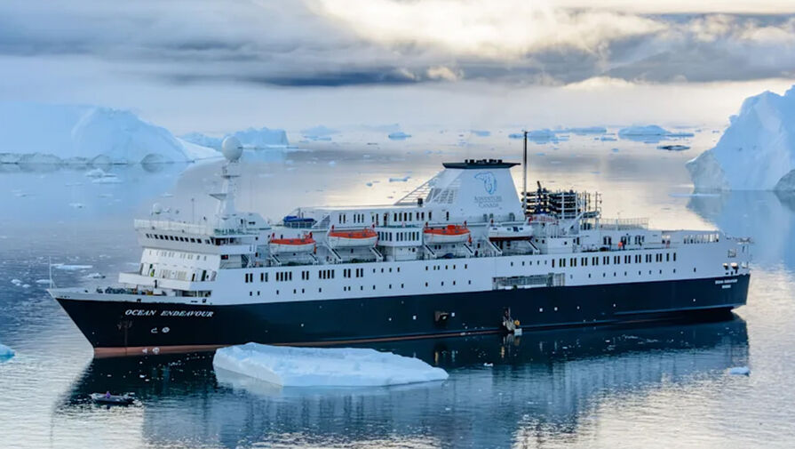 Бывшее советское круизное судно станет казармой для солдат в Гренландии
