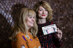 Актрисы Анна и Надежда Михалковы (слева направо) на премьере фильма «Без границ» в кинотеатре «Москва»